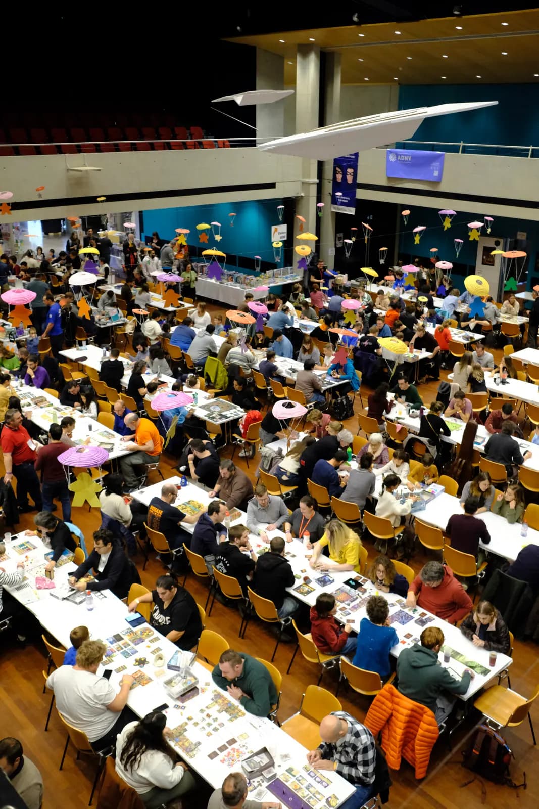 La grande salle de la Marive vue d'en haut, remplie de tables de joueurs.