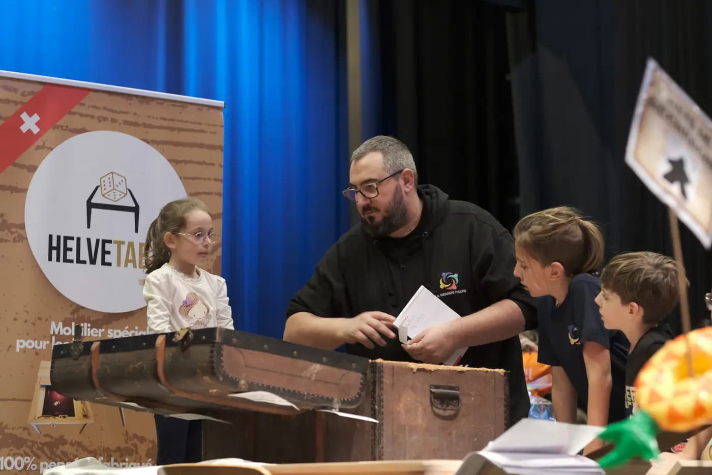Des enfants découvrent un jeu au stand d'un éditeur suisse.